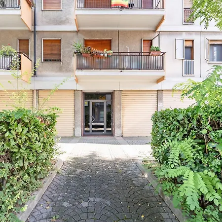 Guesthost - Ida Near The Station!