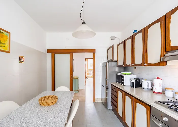 Guesthost - Ida Near The Station!